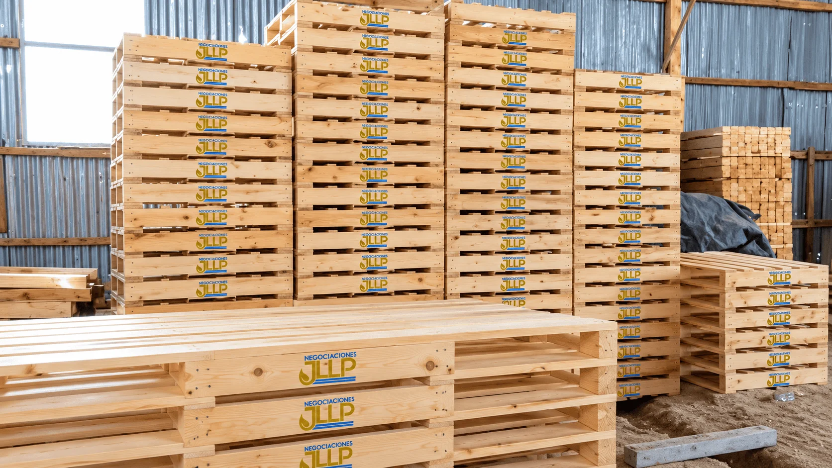 Paletas de madera NEGOCIACIONES JLLP en almacén